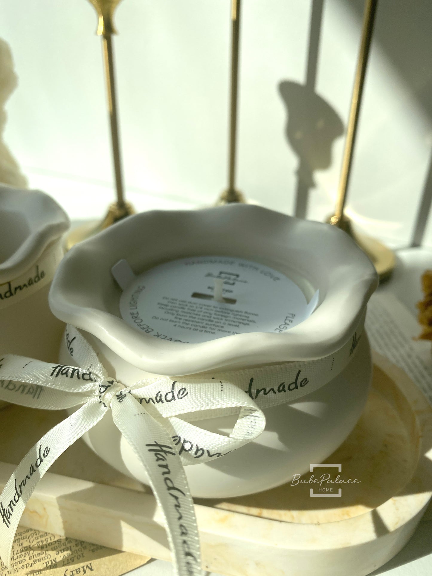 Bloom-shaped scented container candle