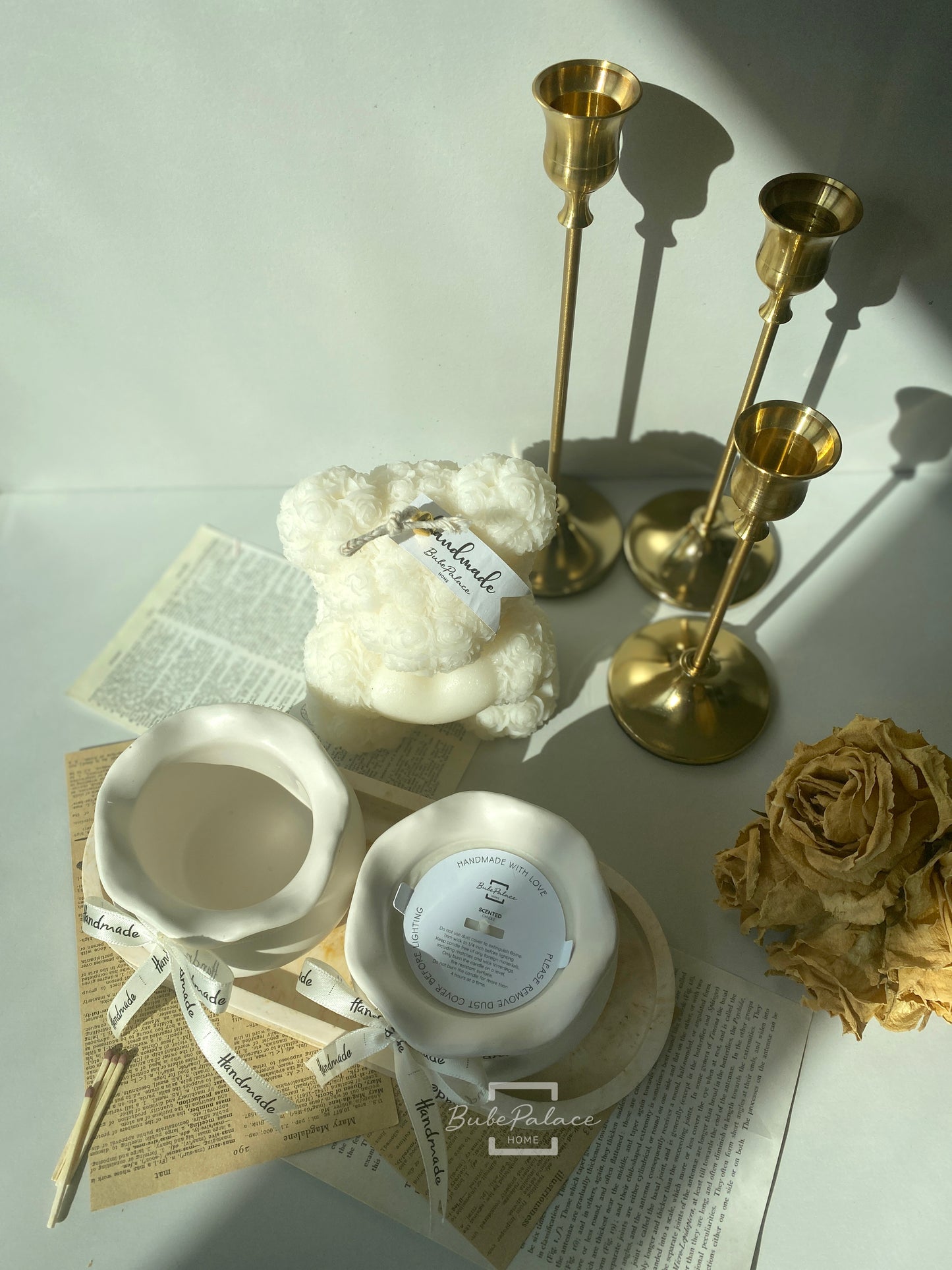 Bloom-shaped scented container candle