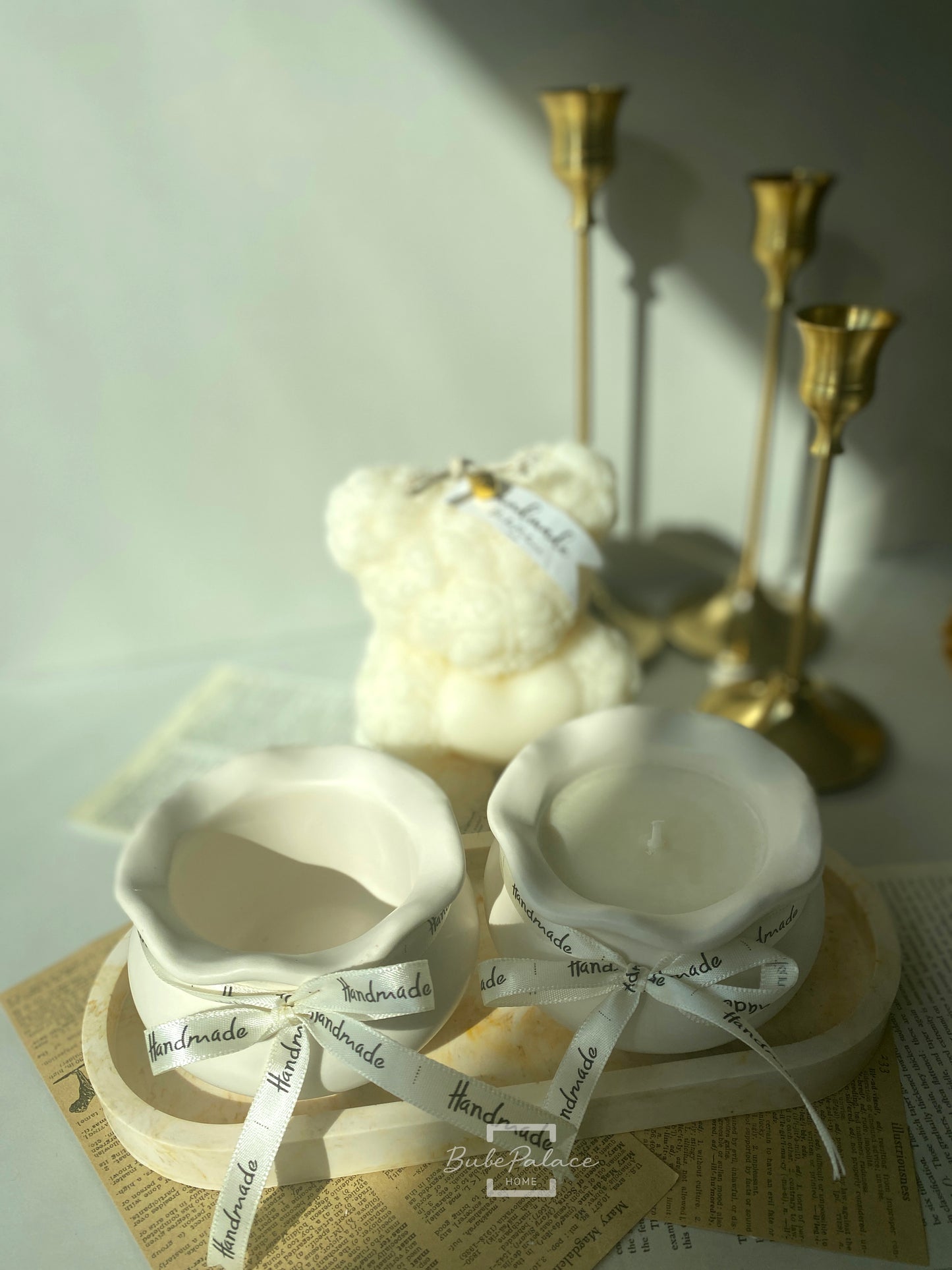 Bloom-shaped scented container candle