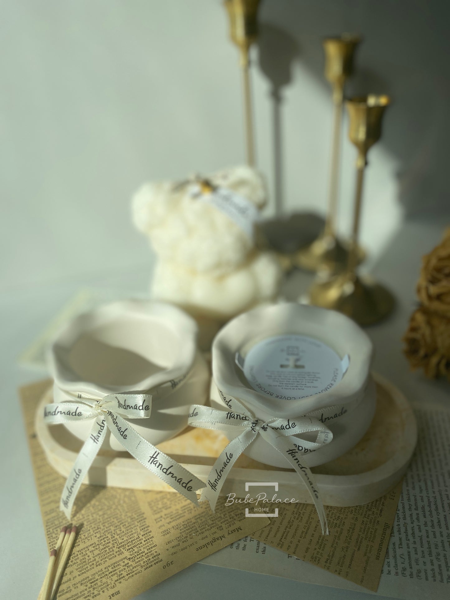Bloom-shaped scented container candle