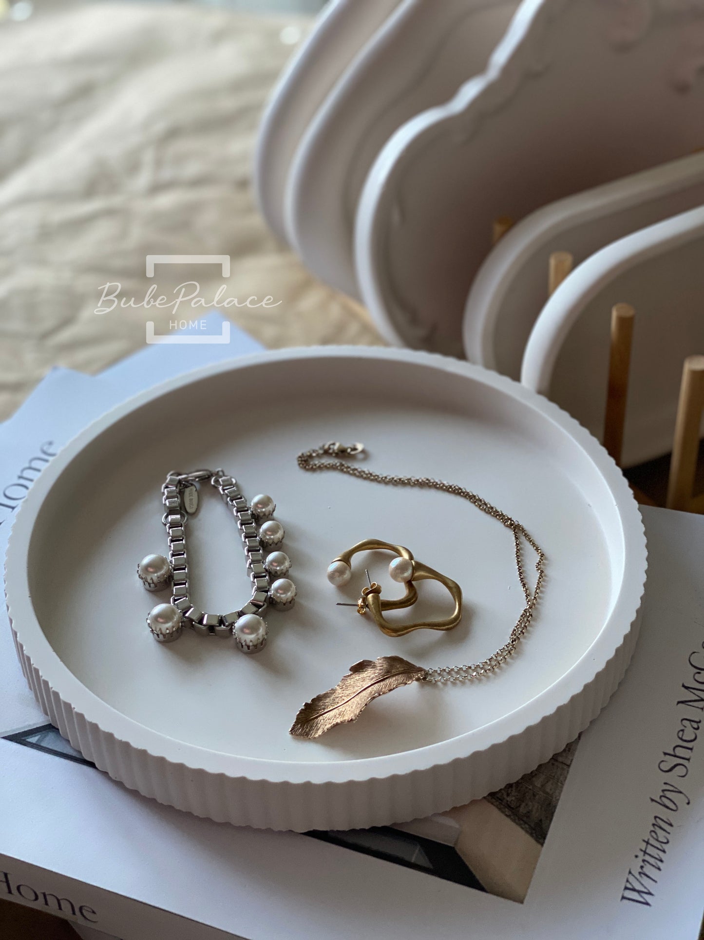 Large ribbed decor round tray