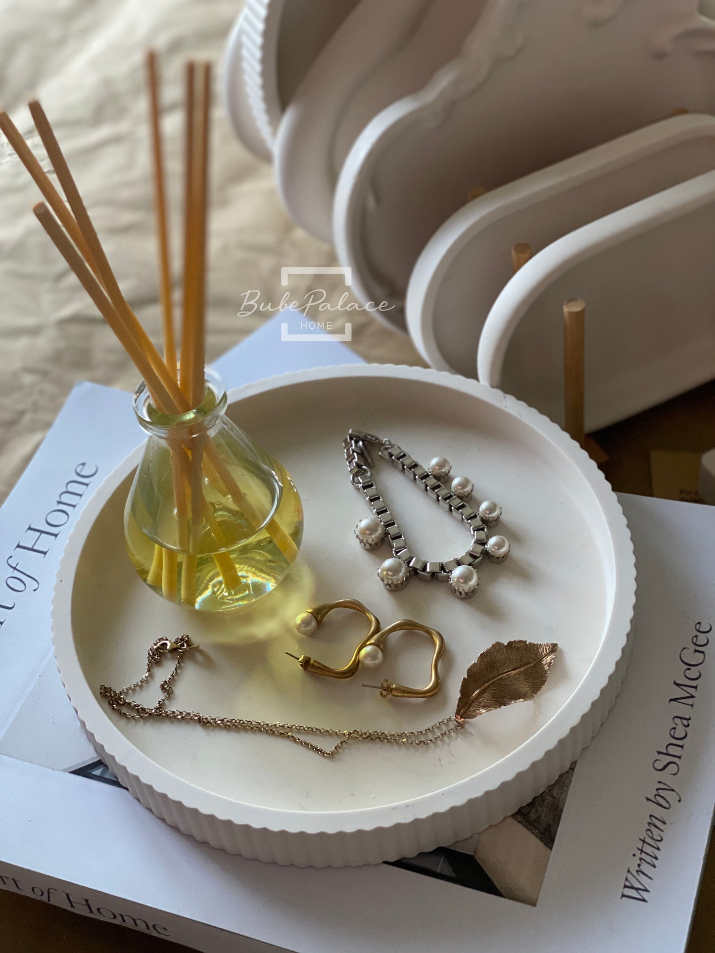 Large ribbed decor round tray