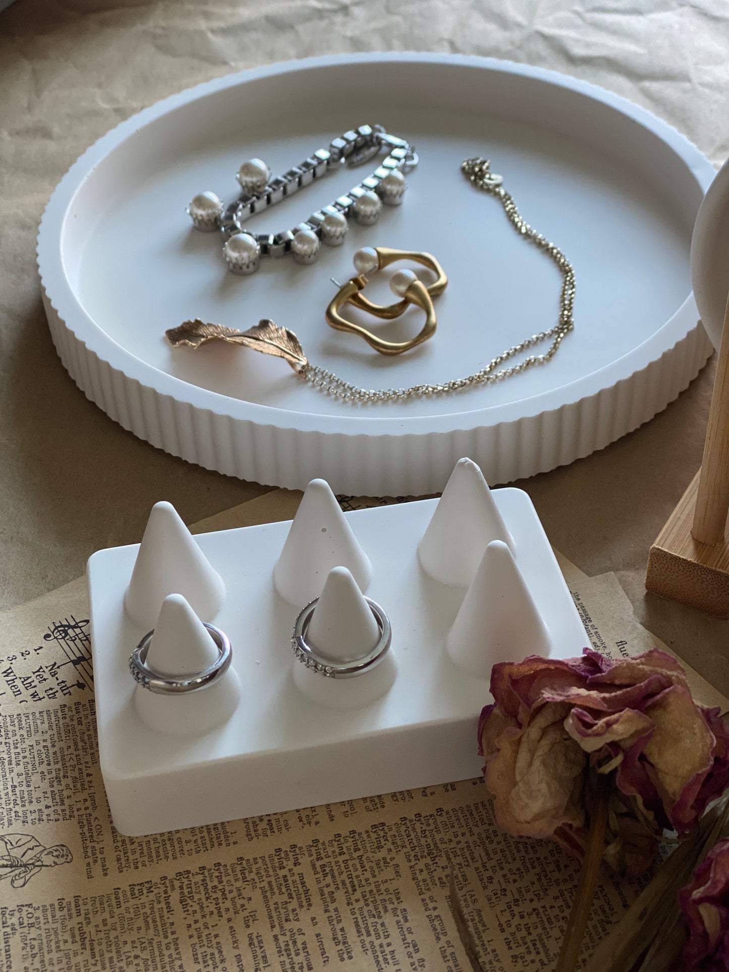 Large ribbed decor round tray